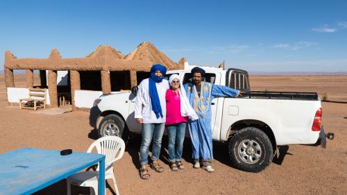 Abdou mit Gästen vor einem Ausflug in die Wüste